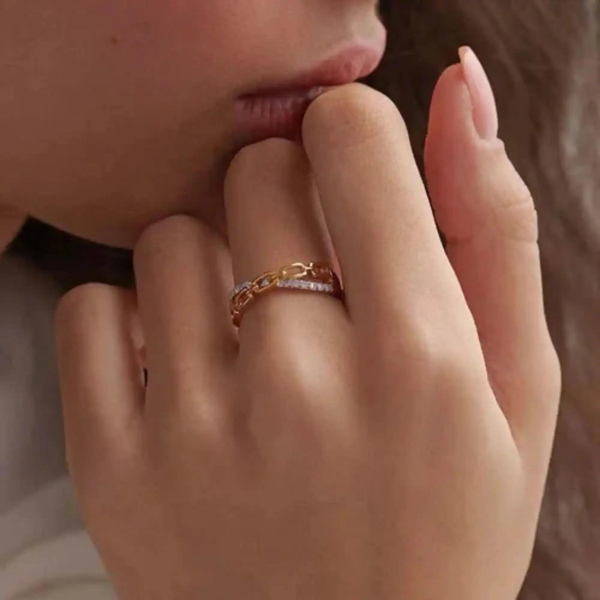 Anillo de plata chapado en oro con circonitas y diseño de cadenas