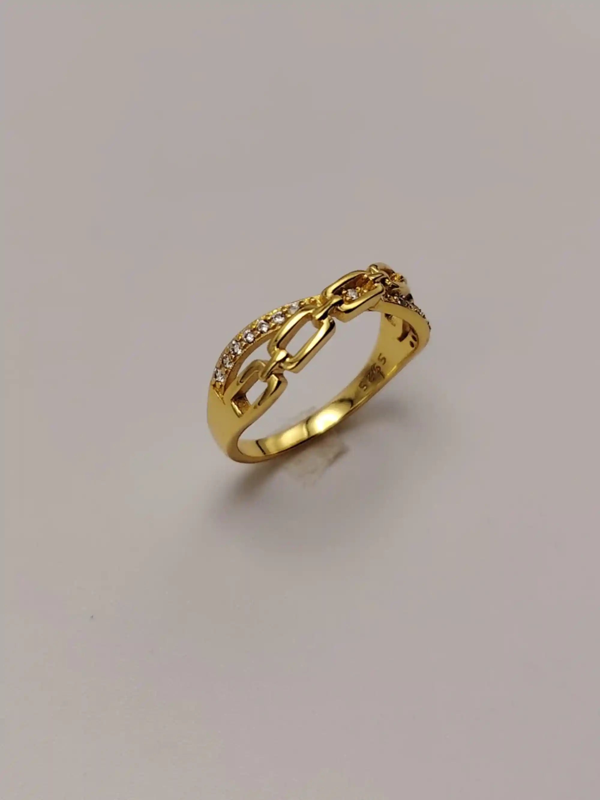  Anillo de plata chapado en oro con circonitas y diseño de cadenas