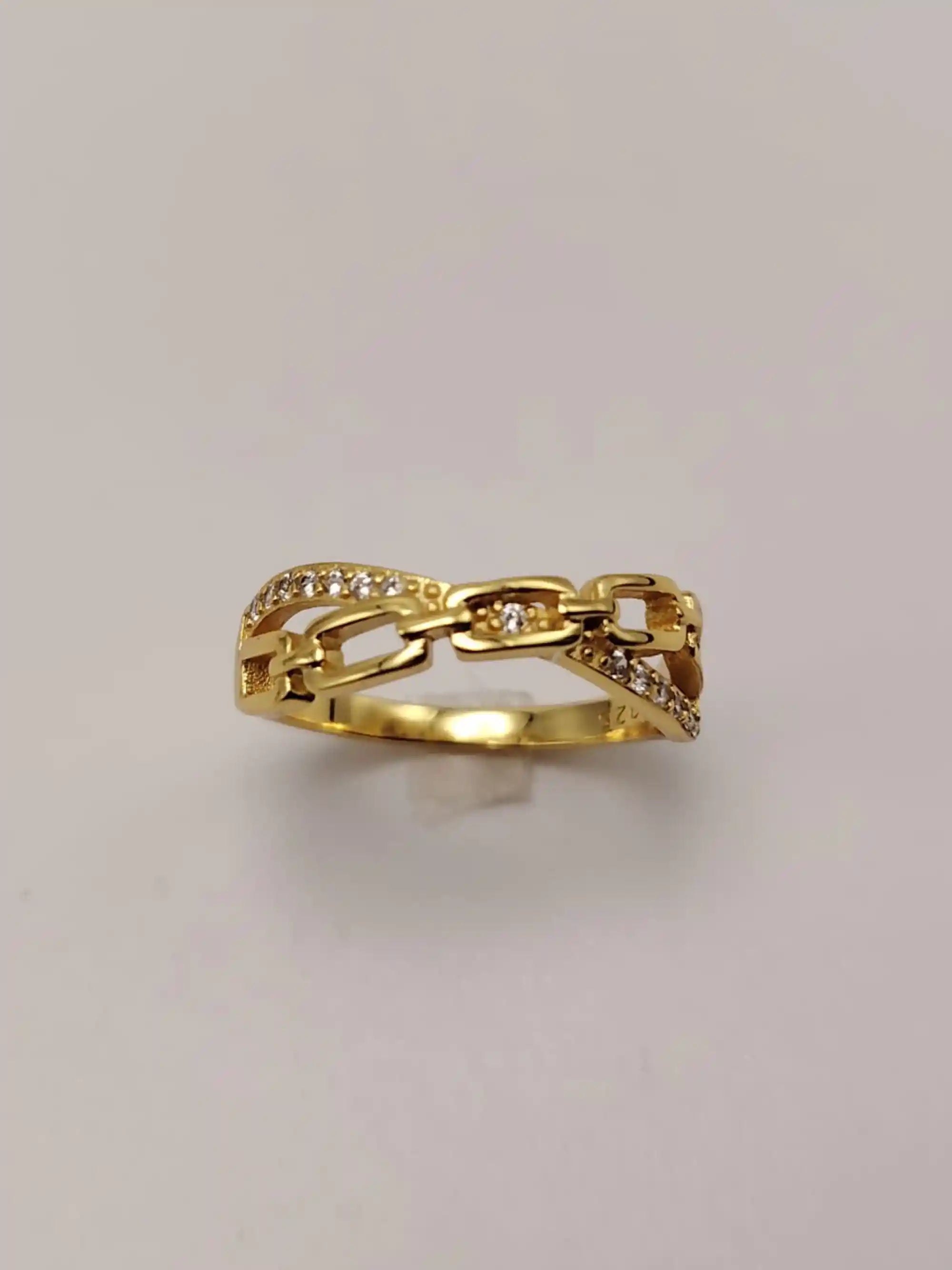  Anillo de plata chapado en oro con circonitas y diseño de cadenas