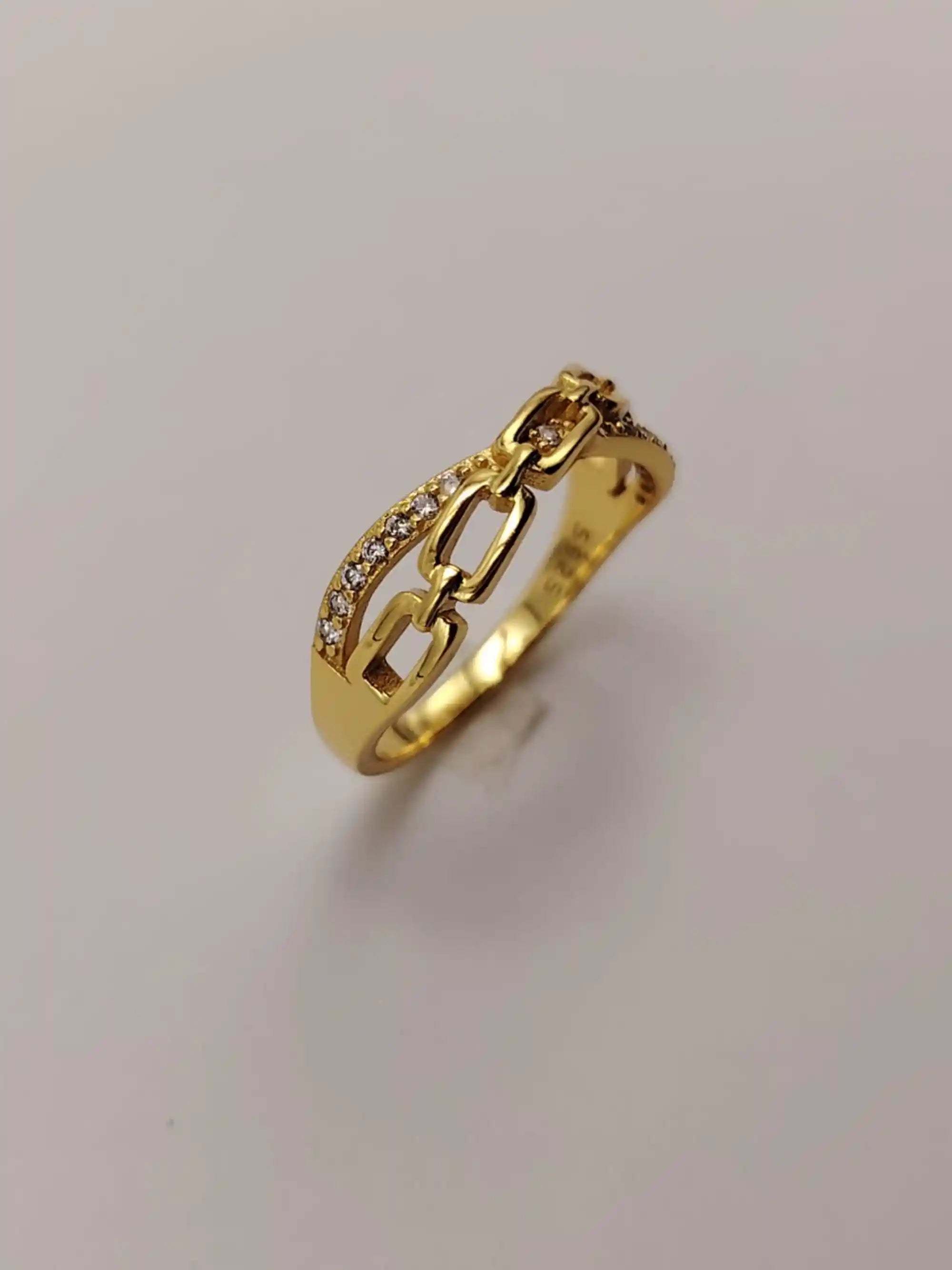  Anillo de plata chapado en oro con circonitas y diseño de cadenas