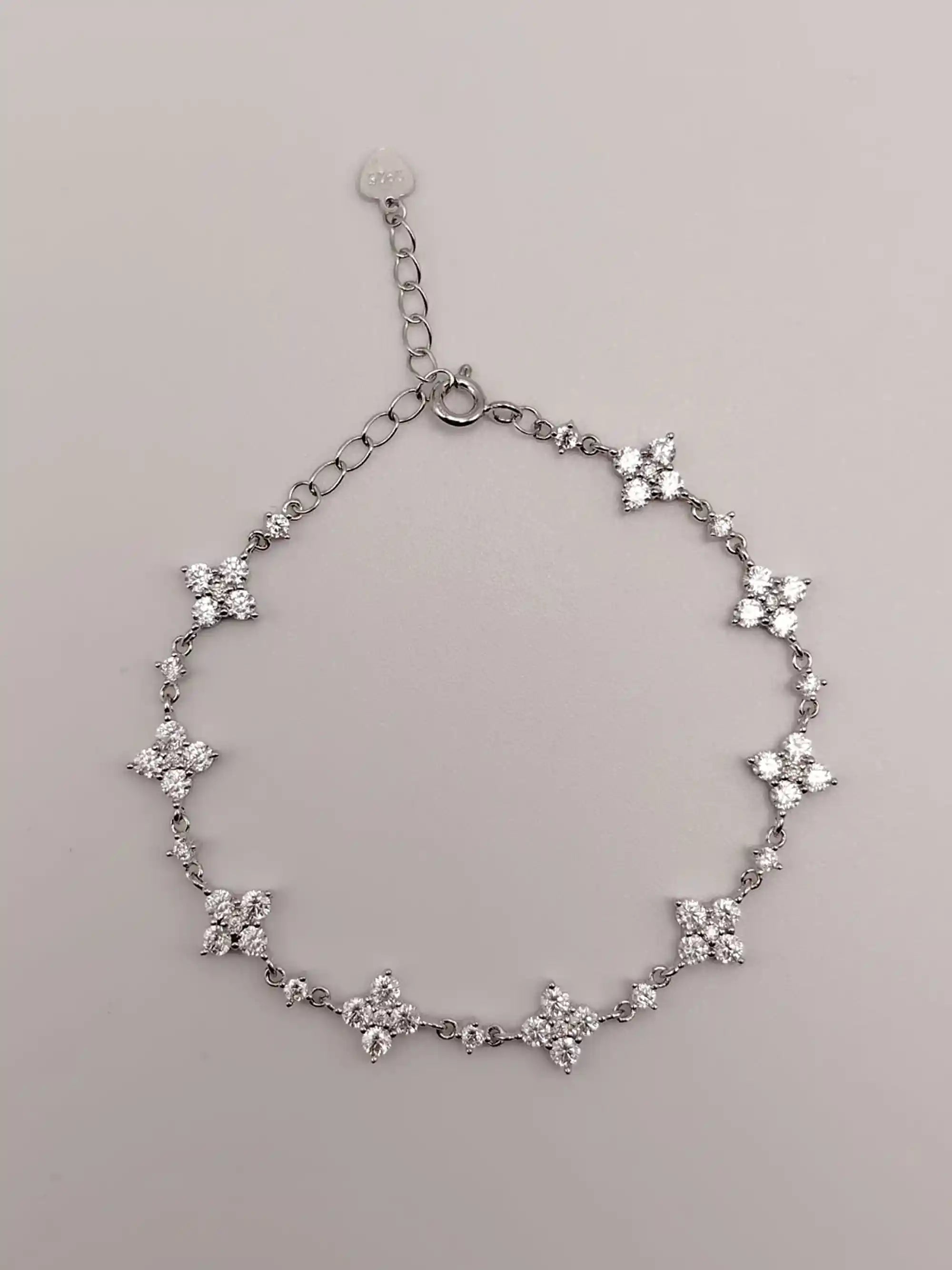  Pulsera de plata trébol de cuatro hojas de moissanita y circonita