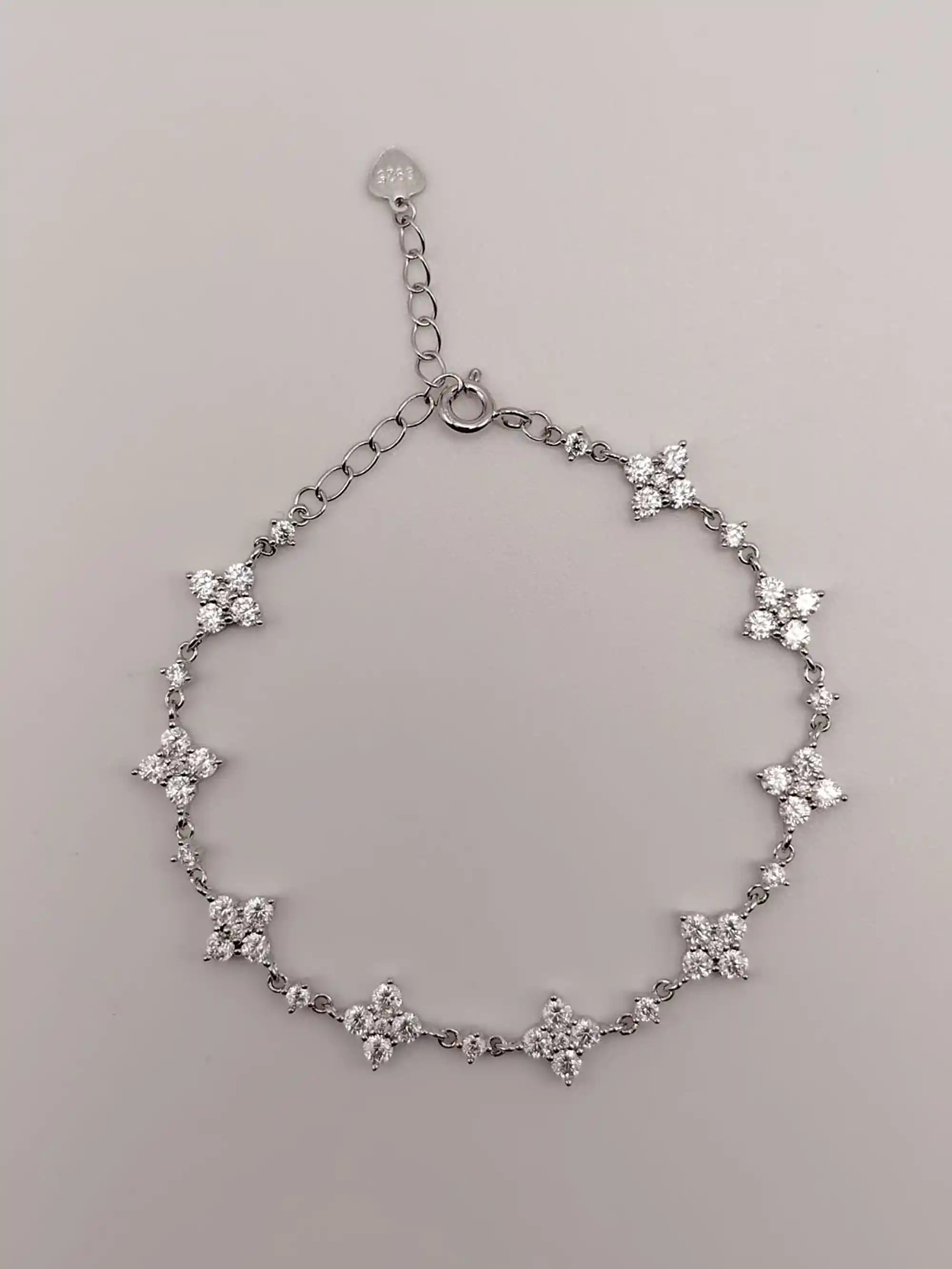  Pulsera de plata trébol de cuatro hojas de moissanita y circonita