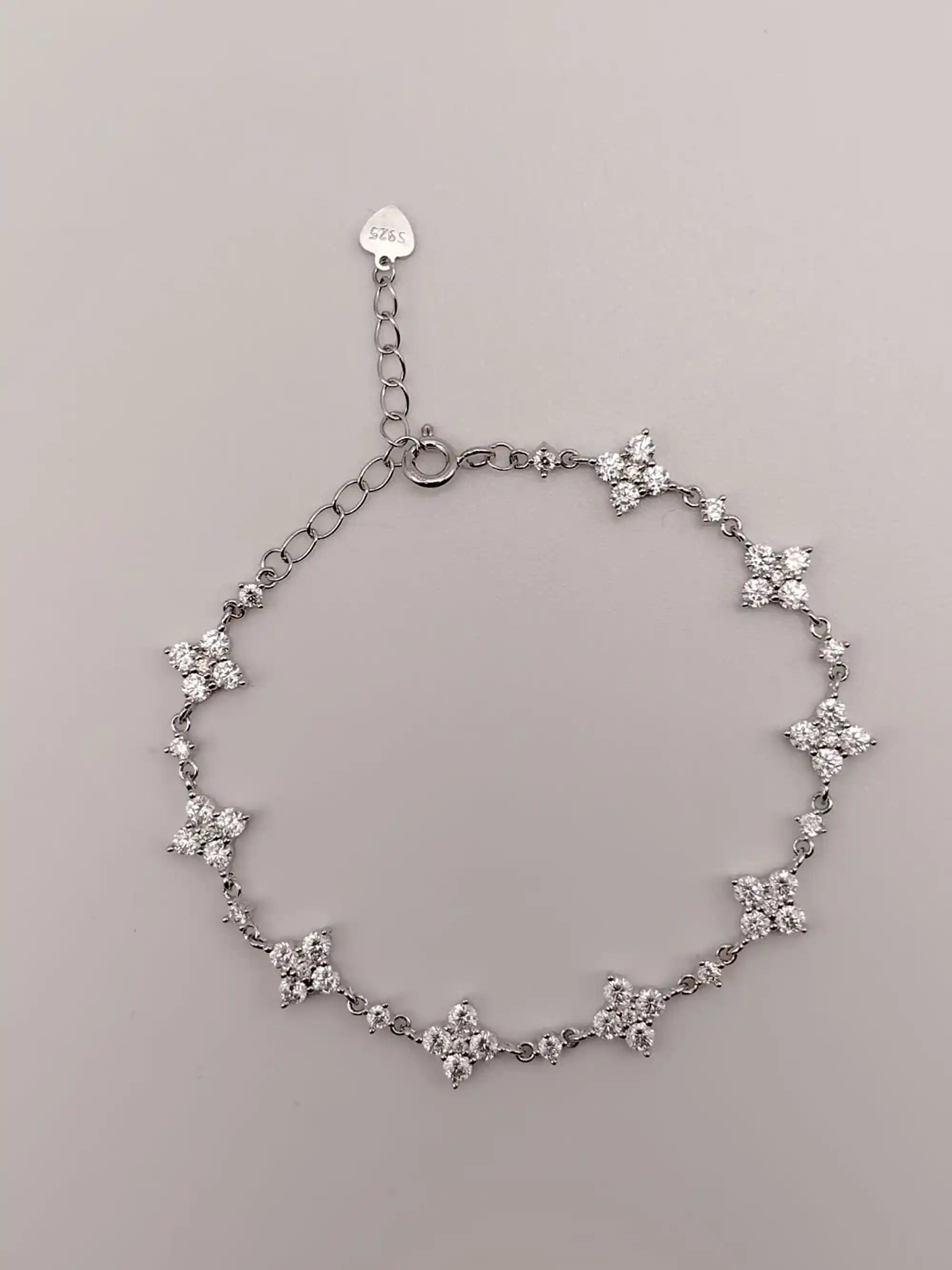  Pulsera de plata trébol de cuatro hojas de moissanita y circonita