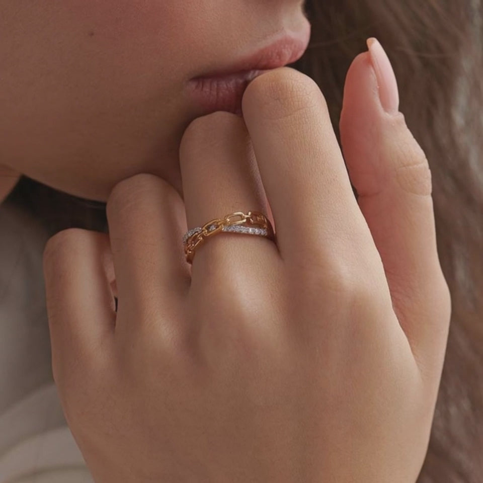 Anillo de plata chapado en oro con circonitas y diseño de cadenas